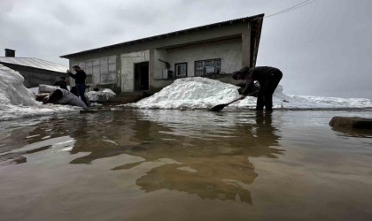 Yüksekovada bir evin odunluğu sular altında kaldı