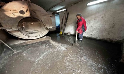 Yüksekovada yoğun yağışlar sonrası binanın kalorifer dairesi sular altında kaldı