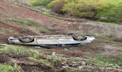 Adıyamanda otomobil şarampole yuvarlandı: 2 yaralı