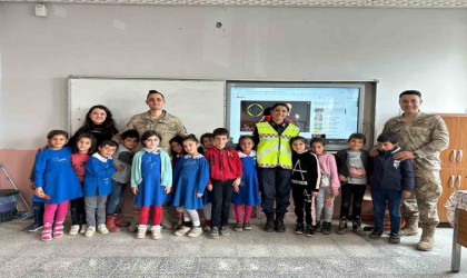 Ağrıda jandarma ekipleri miniklere trafik kurallarını anlattı