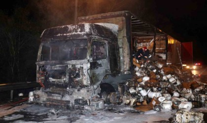 Anadolu Otoyolunda elyaf iplik yüklü tır yanarak hurdaya döndü