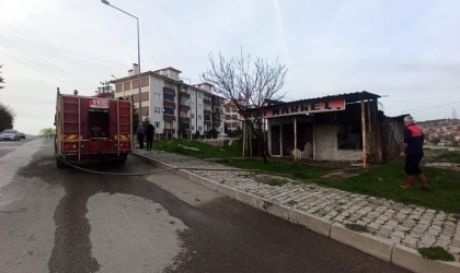 Boş dükkanda çıkan yangın korkuttu