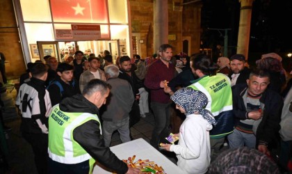 Bozüyük Belediyesinden Kadir Gecesinde şeker ikramı