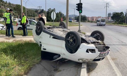 Burdurda kontrolden çıkan otomobil refüje devrildi: 1 yaralı