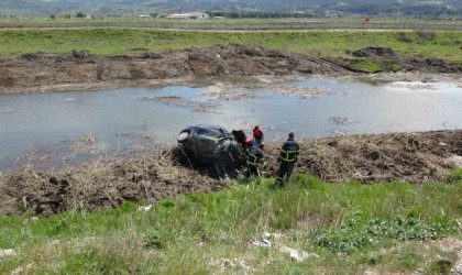 Çanakkalede sürücü direksiyon hakimiyetini kaybetti, otomobil çay yatağına uçtu