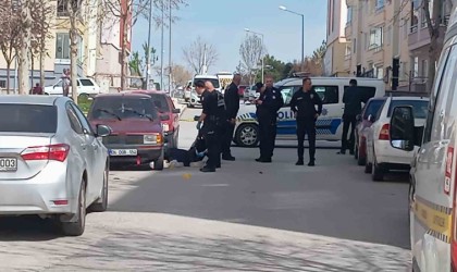 Cezaevi firarisi, eşini öldürmek için gittiği evde polisi görünce kendini vurdu