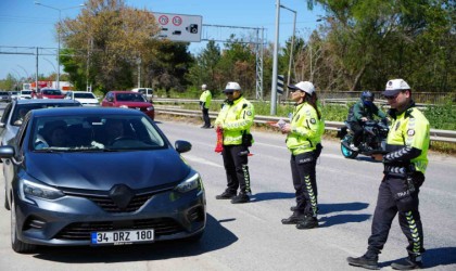 Edirnede trafik polisleri sürücülerin bayramını kutladı