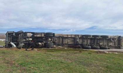 Erzincan - Erzurum karayolunda TIR devrildi: 2 yaralı