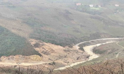 Giresunda yol çalışması sırasında meydana gelen heyelan nedeniyle birçok köy ulaşıma kapandı