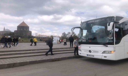 Karsta bayramda turist yoğunluğu