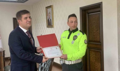 Kazayı önleyen kahraman polise başarı belgesi verildi