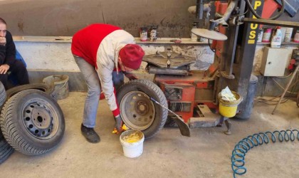 Kış lastiği zorunluluğunun kalkmasıyla oto lastikçiler hareketlendi