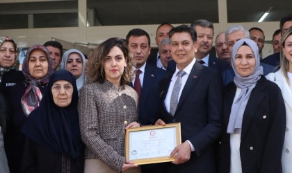 MHP lideri Bahçelinin tebrik ettiği Söğüt Belediye Başkanı Durgut mazbatasını aldı