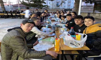 Öğretmen ve öğrenciler bir araya geldi, 175 kişilik iftar yapıldı