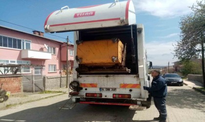 Pazaryerinde çöp konteynerleri yıkandı