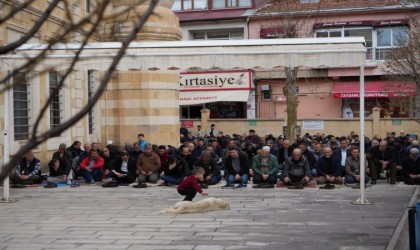 Ramazan ayının son cuma namazı Bayburtta kalabalık cemaatle kılındı