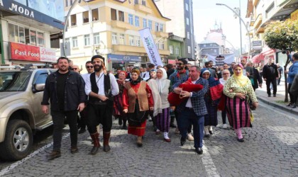 Rizede Turizm Haftası kortej yürüyüşü renkli görüntülere sahne oldu