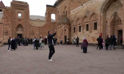 Tarihi İshak Paşa Sarayı Ramazan Bayramında ziyaretçi akınına uğradı