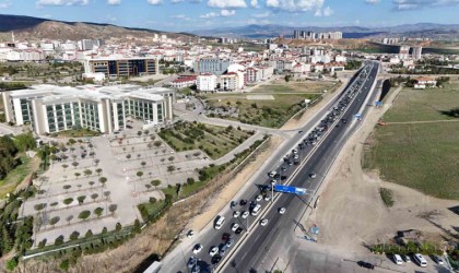 Tatilin son gününde 43 ilin geçiş güzergahındaki trafik yoğunluğu havadan görüntülendi