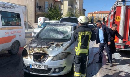 Trafik ışıklarında bekleyen otomobil bir anda alev aldı