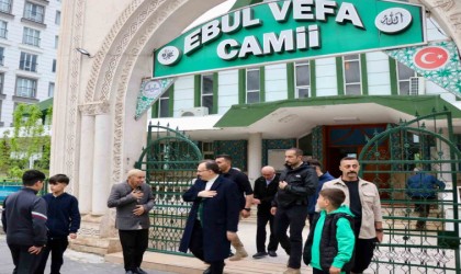 Vali Kızılkaya, bayram namazı sonrası vatandaşlarla bayramlaştı