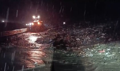 Yüksekova-Van karayolunda heyelan: Yol trafiğe kapandı