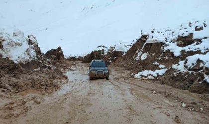 Yüksekovada heyelan sonucu kapan köy yolu kontrollü olarak açıldı