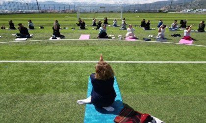 Açık havada yoga ve meditasyon etkinliği düzenledi