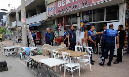 Akdeniz Belediyesi zabıta ekipleri kaldırım işgallerini denetliyor