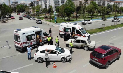 Aksarayda 2 otomobilin çarpıştığı kazada 4 kişi yaralandı