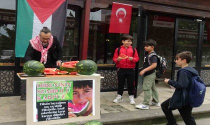 Artvinde öğretim üyesi karpuz dağıtarak İsraili protesto etti