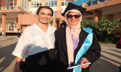 Balıkesirde 5 çocuk annesinin diploma sevinci