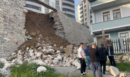 Bayburtta çocuk parkının istinat duvarı çöktü, alanda boşluk oluştu