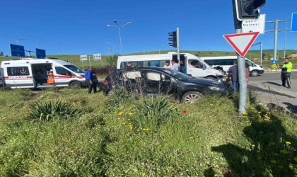 Bingölde otomobil ile minibüs çarpıştı: 9 yaralı