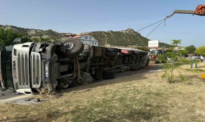 Burdurda tomruk yüklü kamyon devrildi, yol trafiğe kapandı