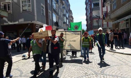 Çayı tabuta koyarak sokak sokak gezdirdiler