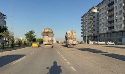 Çuval yüklü kamyonetlerin tehlikeli yolculuğu kamerada