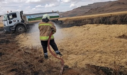 Derikte 120 dönüm buğday tarlası kül oldu