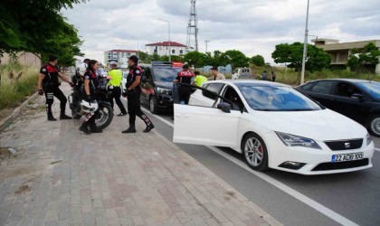 Edirnede dur ihtarına uymadılar: Otomobilden uyuşturucu attılar