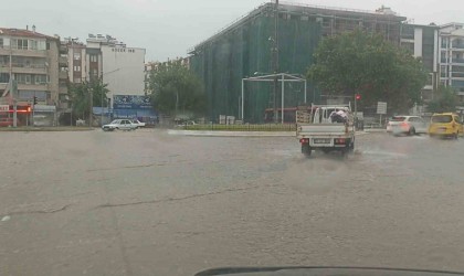 Edremitte sağanak yağış yolları göle çevirdi