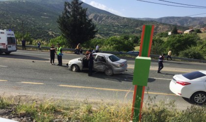 Elazığda trafik kazası: Çarpışan otomobillerden biri alev alev yandı, 1 kişi öldü 6 kişi yaralandı