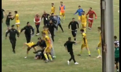 Futbolu bırakıp yumruklaştılar, maçta 16 kırmızı kart çıktı