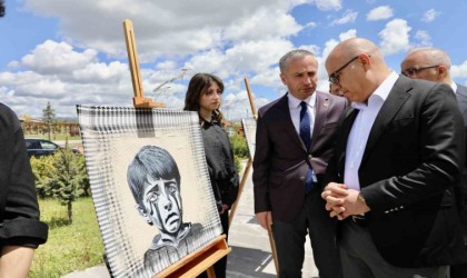 Gazzedeki savaşın basına yansıyan görüntüleri öğrenciler tarafından resmedildi