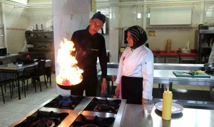 Geleceğin aşçılarının Fatma annesi, 30 yıllık tecrübelerini mutfakta öğrencilere aktarıyor