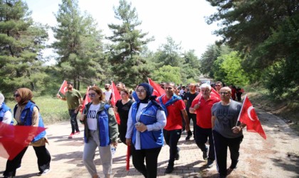 Gençler, ellerindeki Türk bayraklarıyla Ali Dağına yürüdü