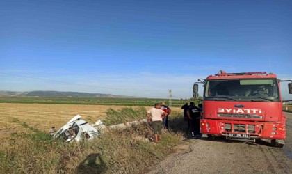 Hatayda tarlaya uçan tırın şoförü yaralandı