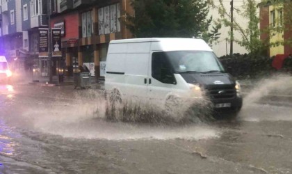 Karsta sağanak caddeleri göle çevirdi