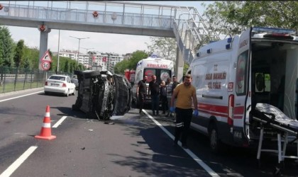 Kontrolden çıkan otomobil yol ortasına yan yattı