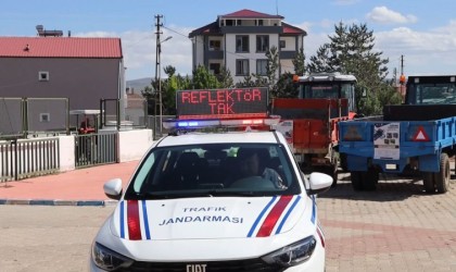 Kösede Reflektör Tak, Görünür Ol Projesi kapsamında traktör sürücülerine reflektör dağıtıldı