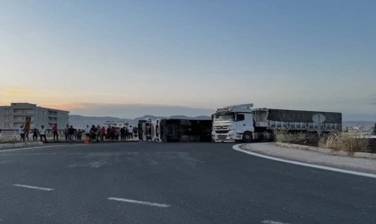 Mardinde buğday yüklü kamyon devrildi: 1 yaralı